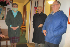 Après-la-messe-les-chrétiens-partage-avec-le-père-curé